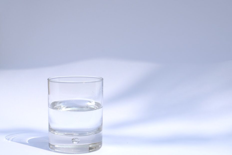 clear drinking glass filled with water